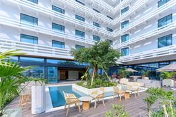 モダンラグジュアリーホテルで、接客マナーやホスピタリティの基礎から丁寧に学べます。