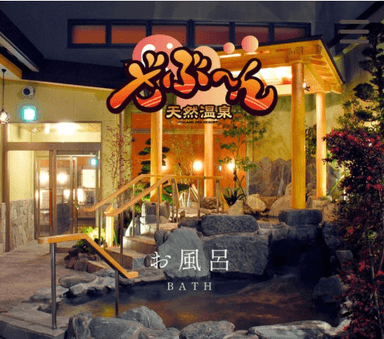 未経験からでも先輩スタッフのサポートのもと安心して調理を学べる環境です