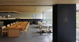 通勤のストレスが少なく、雨の日でも通いやすい立地です。仕事前後の時間も有効に活用できる環境です。