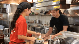 接客も調理も店舗運営も。現場経験を活かしながら、店長候補として次のキャリアを目指せる環境です。