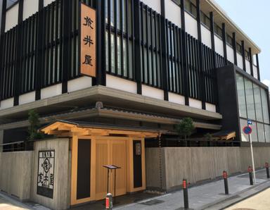 横浜で130年以上続く牛鍋の老舗。落ち着いた佇まいが、働く安心感にもつながります。