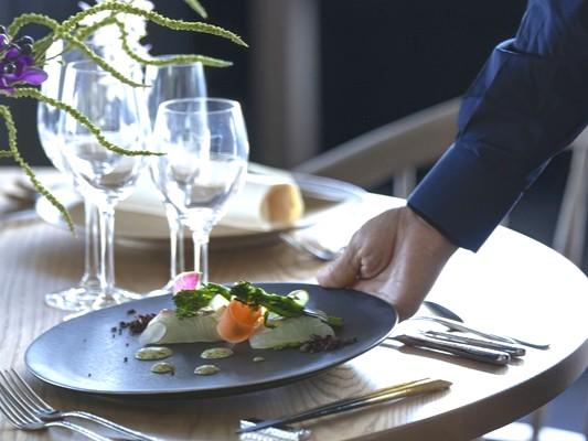 グランドオープンしたばかりの新店でオープニングスタッフ募集!「八芳園」で“おもてなし”を極めキャリアを広げませんか。総合プロデュース企業の無限の可能性あり!
