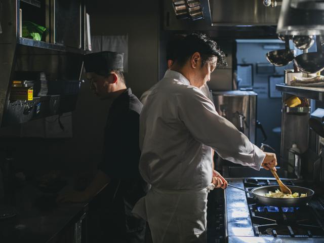 月8日以上休み。八芳園が京都で描く、新たな美食の舞台。経験を次代へ繋ぎ、伝統と革新が交差するキッチンでどんどん挑戦し、料理人としての新たな価値を創造しませんか。