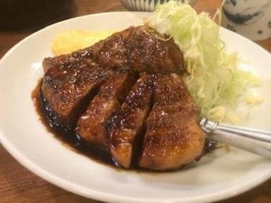 名物の「トンテキ」。厚切り豚を特製ソースでソテー。食堂の名物料理!