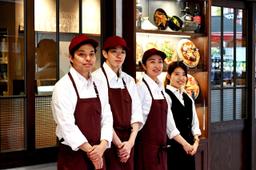 本格的な料理を提供しながらも空気はあくまでフレンドリーな当店で、新規スタッフを大募集!