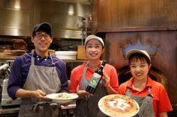 本格的な料理を提供しながらも空気はあくまでフレンドリーな当店で、新規スタッフを大募集!