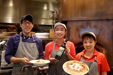 本格的な料理を提供しながらも空気はあくまでフレンドリーな当店で、新規スタッフを大募集!