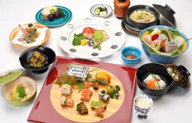 カウンター10席と個室8席の少数精鋭スタイル。お客様と真摯に向き合い、自身の技術を直接評価される環境