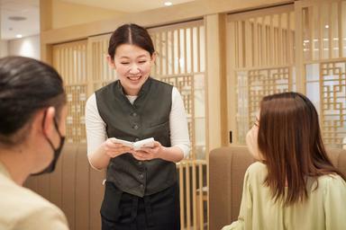 安定基盤のもと、月給35万円スタート&年1~2件の出店チャンスもある企業で店長候補募集!