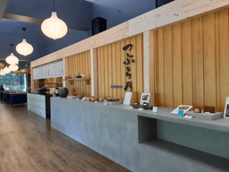 四季折々の自然が美しい新宿御苑内の店舗で、環境の良さを感じながら心身ともに健やかに働ける環境です。