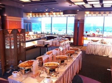 ホテル最上階の「天空レストラン 銀河鉄道」。雄大な奥武蔵の風景もごちそうです