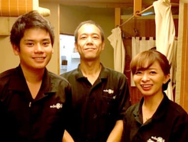 20~50代が活躍中。社員4名体制で支え合いながら、無理なく技術を磨けます。