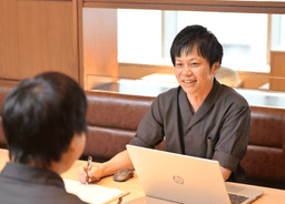 月給35万~50万円!転職回数や今までの業態経験は不問です。新たな風を吹かせていきましょう。