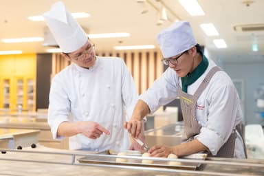 現場で培った技術や経験を、次世代の料理人へ伝えていく仕事です。