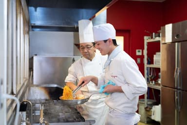 現場で培った技術や経験を、次世代の料理人へ伝えていく仕事です。