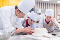 現場で培った技術や経験を、次世代の料理人へ伝えていく仕事です。