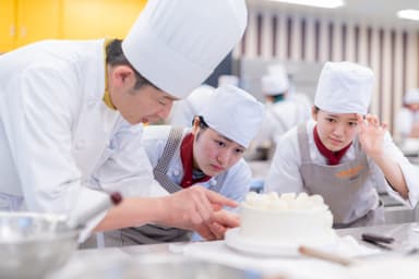 現場で培った技術や経験を、次世代の料理人へ伝えていく仕事です。