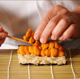 カウンター越しに、一貫一貫と向き合う。経験を活かし、技術と所作で魅せる寿司づくりができます。