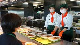 管理栄養士や調理補助スタッフと連携しながら運営。一人で抱え込まないチーム体制です。