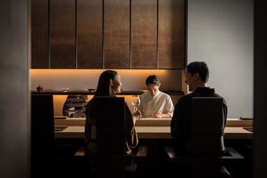 星のや東京館内、カウンター8席のみの鮨店。落ち着いた空間で料理に集中できます