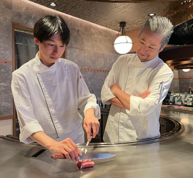 <7店舗で同時募集> 毎年昇給&ボーナス年2回の好待遇! 最短距離で鉄板焼き職人を目指そう!/上場企業ベルーナグループの安定基盤