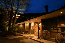 森に灯る「山の茶屋」。炭火料理が似合う、落ち着いた非日常の舞台です。