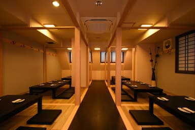 店舗運営やスタッフ教育だけでなく、調理やメニュー開発にも携わりスキルを磨ける環境が整っています。