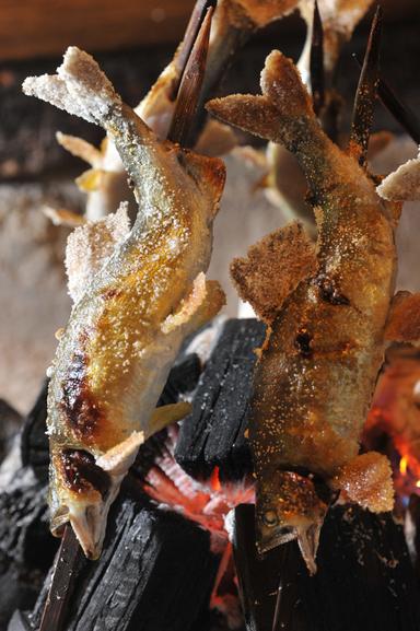 全席に備え付けられる囲炉裏が大人気!家庭では絶対に味わえない、非日常の楽しみを提供しましょう。