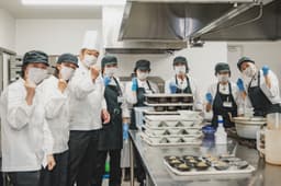 調理経験者は優遇!未経験からでもOK。OJTで一つずつ仕事を覚え3ヶ月を目安に独り立ちを目指せます。