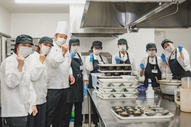 調理経験者は優遇!未経験からでもOK。OJTで一つずつ仕事を覚え3ヶ月を目安に独り立ちを目指せます。