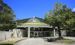 業務終了後は施設内の天然温泉を無料で利用でき、仕事の疲れを自然の中で癒せる環境です。