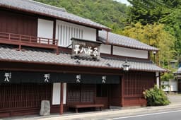 京都・洛北に佇む老舗料亭『山ばな 平八茶屋』。落ち着いた空間で、京都らしいおもてなしを届けています。