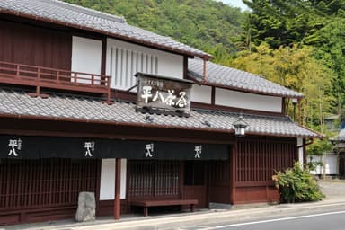 京都・洛北に佇む老舗料亭『山ばな 平八茶屋』。落ち着いた空間で、京都らしいおもてなしを届けています。