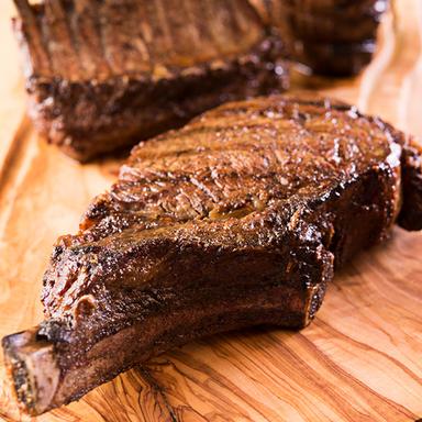 ラムチョップ、仔牛肉のグリルなどが自慢のダイニングバーで、キッチンスタッフ募集中です!