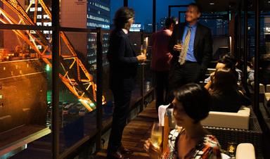 ラムチョップ、仔牛肉のグリルなどが自慢のダイニングバーで、店長をめざせます!