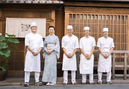 年齢や経験を越えて支え合うチーム。20~60代が活躍する温かな職場です。