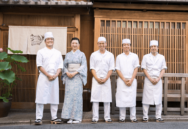 年齢や経験を越えて支え合うチーム。20~60代が活躍する温かな職場です。