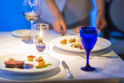 料飲部門の中核として、接客だけでなくスタッフ育成やサービス品質の向上、運営にも幅広く携われます。