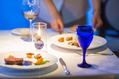 料飲部門の中核として、接客だけでなくスタッフ育成やサービス品質の向上、運営にも幅広く携われます。