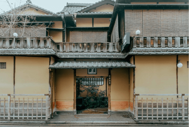 【平均月8日以上休みあり/賞与有り】大正初期創業の古都京都『炭屋旅館』で接客経験が活かせる和装スタッフの募集◎お茶のお点前や京都の文化が学べる!