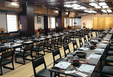 博多の地で、一生モノの接客スキルを身につけませんか。経験よりも、あなたの「これから」を応援します。