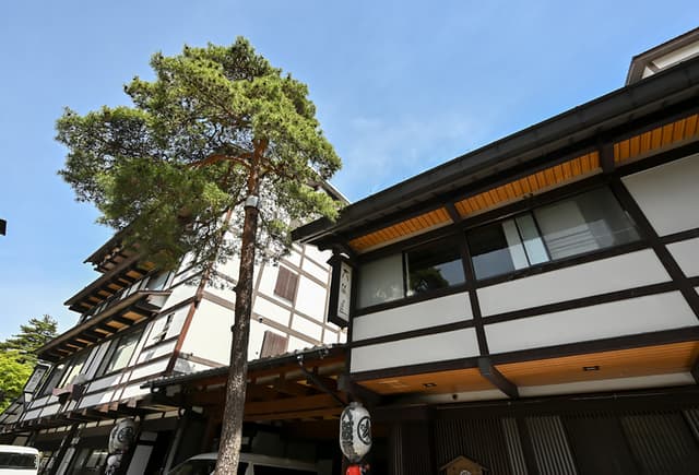 年間400万人以上が訪れ、若い世代に人気!草津温泉のこれからのおもてなしを、一緒につくりませんか◎フロントスタッフ募集!格安の個室寮&食事補助でローコスト生活可