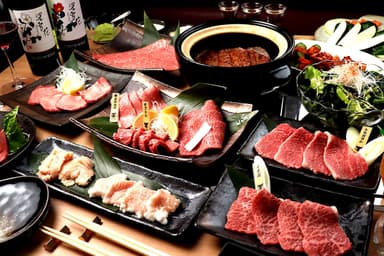 雪室熟成肉を一頭買いしており、店内でブロック肉から切り出すため、肉の扱いに関する専門技術が磨けます。