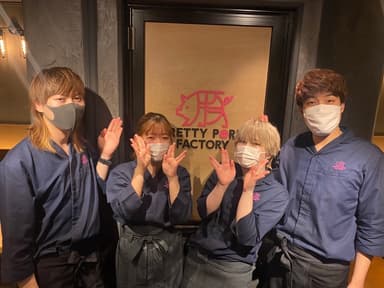 『PRETTY PORK FACTORY & KATSUプリポー』原宿店でホールスタッフを募集!