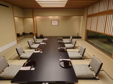 落ち着いた雰囲気の迎賓館で、おもてなしのスキルを磨けます。