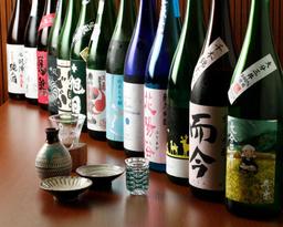 全国各地から選び抜いた日本酒を常時100種以上ご用意。ペアリングや提供の奥深さを学べます。