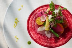 記念日や特別な日を彩るフレンチレストラン。落ち着いた空間の中で、一皿一皿に丁寧に向き合う料理を提供。