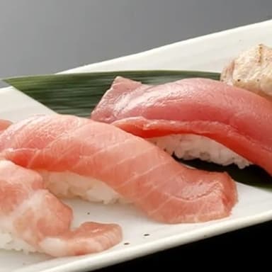 旬の魚を扱いながら、仕込み・ネタ切り・握りまで実践的に学べます。