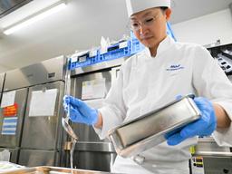 ANAグループの一員として機内食の調理や搭載業務などを展開