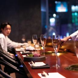 中洲の夜景や屋台が立ち並ぶ博多の風景を望めるカウンター席のほか、個室も完備した高級焼肉店です。